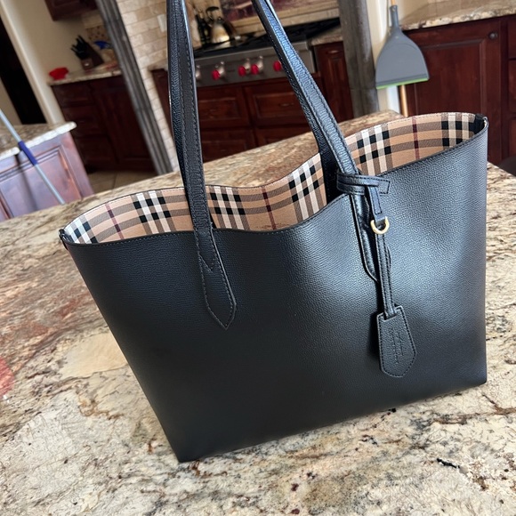 Authentic Burberry reversible tote gently used..v. Good condition - Picture 3 of 8